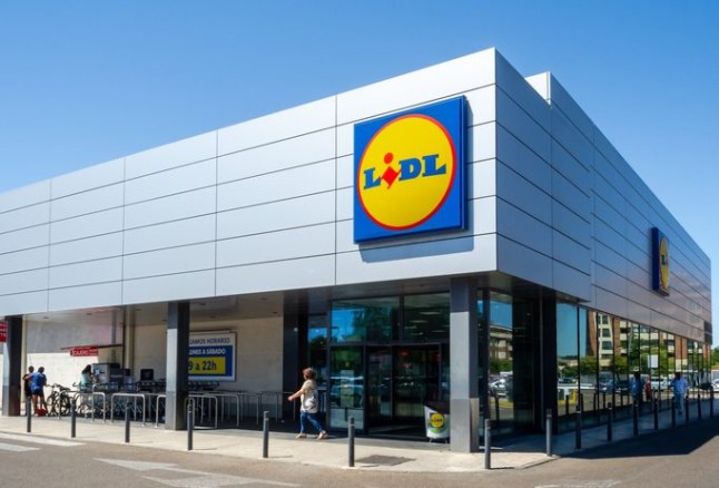 Front entrance facade of a Lidl supermarket in the city of Badajoz.