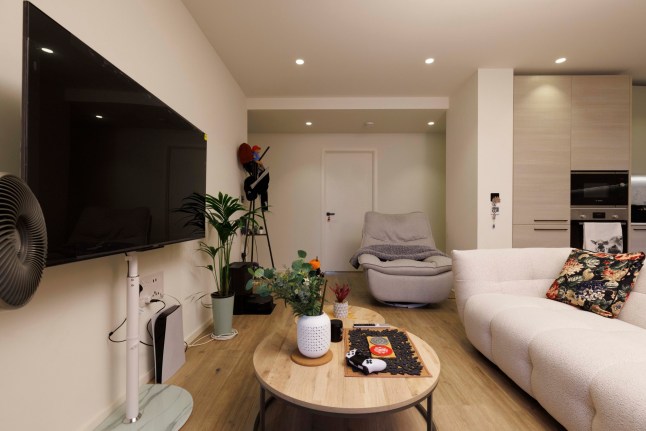 What I Own - Poplar. Nitish Kumar. Pictured: living room. Image shot on 4th April 2025. ?? Belinda Jiao jiao.bilin@gmail.com 07598931257 https://www.belindajiao.com/about