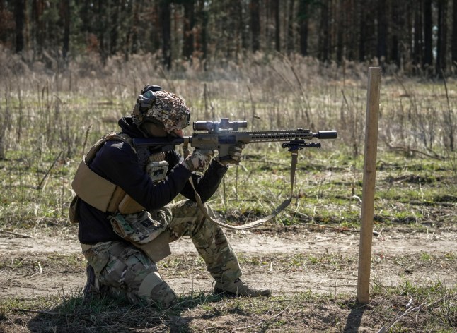 epa12031979 Ukrainian snipers from different military units attend training at a shooting range at an undisclosed location in the Chernihiv region, Ukraine, 14 April 2025, amid the ongoing Russian invasion. EPA/MAKSYM KISHKA
