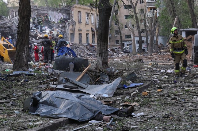 SENSITIVE MATERIAL. THIS IMAGE MAY OFFEND OR DISTURB A rescuer walks next to the body of a person killed during a Russian missile strike, amid Russia's attack on Ukraine, in Kyiv, Ukraine April 24, 2025. REUTERS/Ivan Antypenko